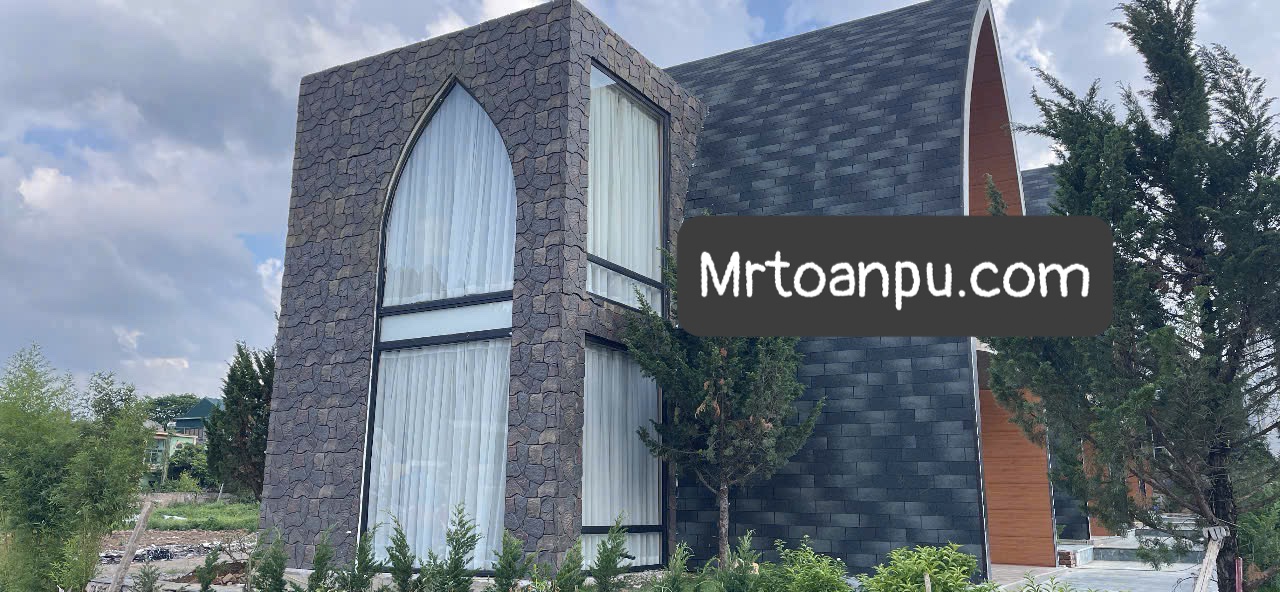 TẤM PU ĐÁ RỐI – GIẢI PHÁP BỨC TƯỜNG ĐÁ TỰ NHIÊN SIÊU NHẸ, CHUẨN TREND THIẾT KẾ MODERN NATURAL 2026Mô tả Meta (Meta Description):

Khám phá Tấm PU Đá Rối (Tấm PU giả đá rối siêu nhẹ) tại mrtoanpu.com – Giải pháp trang trí tường vân đá tự nhiên gồ ghề 3D chân thực 99%, chống thấm nước, thi công siêu tốc, tiết kiệm 50% chi phí. Phù hợp cho phòng khách, cafe, biệt thự, mặt tiền ngoại thất.

1. LỜI MỞ ĐẦU: CUỘC CÁCH MẠNG BỨC TƯỜNG ĐÁ TỰ NHIÊN TRONG KIẾN TRÚC HIỆN ĐẠI
Trong xu hướng kiến trúc hiện đại những năm gần đây, các phong cách thiết kế như Modern Natural (Tự nhiên hiện đại), Wabi-Sabi, Biophilic Design (Thiết kế xanh kết nối thiên nhiên) và Rustic Chíc đang chiếm lĩnh vị trí ưu việt tại các dự án căn hộ cao cấp, resort, biệt thự, spa và chuỗi quán cafe phong cách. Trung tâm điểm nhấn của những phong cách này chính là sự hiện diện của những mảng tường đá tự nhiên mộc mạc, gồ ghề, giàu tính bản nguyên. Trong đó, vẻ đẹp ngẫu nhiên, tự do, không quy chuẩn của đá rối (Crazy Paving / Flagstone) luôn là nguồn cảm hứng bất tận cho các kiến trúc sư.

Tuy nhiên, khi đưa đá rối tự nhiên vào thực tế công trình, các nhà thiết kế và chủ đầu tư phải đối mặt với vô số "điểm nghẽn" kỹ thuật vô cùng khắt khe:

Trọng lượng quá nặng: Đá tự nhiên có khối lượng dao động từ 60kg đến hơn 100kg cho mỗi mét vuông. Điều này đòi hỏi hệ kết cấu móng, dầm, tường chịu lực vô cùng tốn kém, đồng thời tiềm ẩn nguy cơ sạt lở, rơi vỡ gây nguy hiểm cho người sử dụng.

Thi công phức tạp, kéo dài thời gian: Việc đục đẽo, căn chỉnh từng viên đá rối đòi hỏi thợ lành nghề làm việc tỉ mỉ trong nhiều tuần liền, chi phí nhân công bị đẩy lên rất cao.

Thấm nước, rêu mốc, nứt nẻ: Do đặc tính xốp tự nhiên và đường ron vữa dày, đá rối tự nhiên ngoài trời hay khu vực ẩm ướt rất dễ tích tụ rêu xanh, ố vàng và ẩm mốc sau thời gian ngắn sử dụng.

Tải trọng không cho phép cải tạo: Với các công trình nhà cũ, chung cư hoặc mặt bằng thuê kinh doanh, việc ốp đá rối tự nhiên gần như là KHÔNG THỂ do giới hạn chịu tải của kết cấu sẵn có.

Hiểu rõ những trăn trở đó, Công ty Mr Toàn PU (mrtoanpu.com) tiên phong mang đến giải pháp đột phá công nghệ vật liệu mới: Tấm PU đá rối (Tấm PU giả đá rối siêu nhẹ). Đây là dòng vật liệu thế hệ mới tái hiện hoàn hảo 99% diện mạo và bề mặt gồ ghề 3D của đá rối tự nhiên, nhưng mang trọng lượng siêu nhẹ, chống thấm tuyệt đối và thi công cực kỳ nhanh chóng.