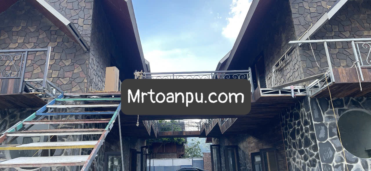 TẤM PU ĐÁ RỐI – GIẢI PHÁP BỨC TƯỜNG ĐÁ TỰ NHIÊN SIÊU NHẸ, CHUẨN TREND THIẾT KẾ MODERN NATURAL 2026Mô tả Meta (Meta Description):

Khám phá Tấm PU Đá Rối (Tấm PU giả đá rối siêu nhẹ) tại mrtoanpu.com – Giải pháp trang trí tường vân đá tự nhiên gồ ghề 3D chân thực 99%, chống thấm nước, thi công siêu tốc, tiết kiệm 50% chi phí. Phù hợp cho phòng khách, cafe, biệt thự, mặt tiền ngoại thất.

1. LỜI MỞ ĐẦU: CUỘC CÁCH MẠNG BỨC TƯỜNG ĐÁ TỰ NHIÊN TRONG KIẾN TRÚC HIỆN ĐẠI
Trong xu hướng kiến trúc hiện đại những năm gần đây, các phong cách thiết kế như Modern Natural (Tự nhiên hiện đại), Wabi-Sabi, Biophilic Design (Thiết kế xanh kết nối thiên nhiên) và Rustic Chíc đang chiếm lĩnh vị trí ưu việt tại các dự án căn hộ cao cấp, resort, biệt thự, spa và chuỗi quán cafe phong cách. Trung tâm điểm nhấn của những phong cách này chính là sự hiện diện của những mảng tường đá tự nhiên mộc mạc, gồ ghề, giàu tính bản nguyên. Trong đó, vẻ đẹp ngẫu nhiên, tự do, không quy chuẩn của đá rối (Crazy Paving / Flagstone) luôn là nguồn cảm hứng bất tận cho các kiến trúc sư.

Tuy nhiên, khi đưa đá rối tự nhiên vào thực tế công trình, các nhà thiết kế và chủ đầu tư phải đối mặt với vô số "điểm nghẽn" kỹ thuật vô cùng khắt khe:

Trọng lượng quá nặng: Đá tự nhiên có khối lượng dao động từ 60kg đến hơn 100kg cho mỗi mét vuông. Điều này đòi hỏi hệ kết cấu móng, dầm, tường chịu lực vô cùng tốn kém, đồng thời tiềm ẩn nguy cơ sạt lở, rơi vỡ gây nguy hiểm cho người sử dụng.

Thi công phức tạp, kéo dài thời gian: Việc đục đẽo, căn chỉnh từng viên đá rối đòi hỏi thợ lành nghề làm việc tỉ mỉ trong nhiều tuần liền, chi phí nhân công bị đẩy lên rất cao.

Thấm nước, rêu mốc, nứt nẻ: Do đặc tính xốp tự nhiên và đường ron vữa dày, đá rối tự nhiên ngoài trời hay khu vực ẩm ướt rất dễ tích tụ rêu xanh, ố vàng và ẩm mốc sau thời gian ngắn sử dụng.

Tải trọng không cho phép cải tạo: Với các công trình nhà cũ, chung cư hoặc mặt bằng thuê kinh doanh, việc ốp đá rối tự nhiên gần như là KHÔNG THỂ do giới hạn chịu tải của kết cấu sẵn có.

Hiểu rõ những trăn trở đó, Công ty Mr Toàn PU (mrtoanpu.com) tiên phong mang đến giải pháp đột phá công nghệ vật liệu mới: Tấm PU đá rối (Tấm PU giả đá rối siêu nhẹ). Đây là dòng vật liệu thế hệ mới tái hiện hoàn hảo 99% diện mạo và bề mặt gồ ghề 3D của đá rối tự nhiên, nhưng mang trọng lượng siêu nhẹ, chống thấm tuyệt đối và thi công cực kỳ nhanh chóng.