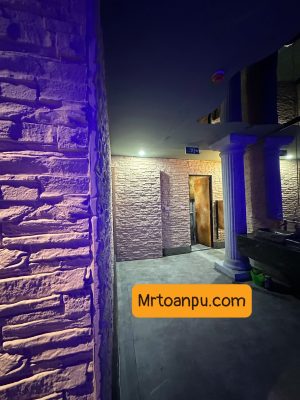 Hướng Dẫn Toàn Diện Về Tấm PU Gạch Thẻ Và Tấm PU Đá Thẻ Trong Kiến Trúc Hiện Đại Thị trường vật liệu hoàn thiện nội ngoại thất đang chứng kiến bước chuyển mình mạnh mẽ từ các dòng vật liệu truyền thống nặng nề sang các giải pháp công nghệ cao siêu nhẹ. Trong số đó, xu hướng sử dụng vật liệu Polyurethane (PU) cấu trúc foam mật độ cao đang chiếm lĩnh các bản vẽ thiết kế hiện đại. Nếu như khái niệm tổng thể về tấm pu giả đá đã khẳng định vị thế trong việc tái tạo vẻ đẹp thiên nhiên, thì hai biến thể chuyên sâu là tấm pu gạch thẻ và tấm pu đá thẻ lại mang đến giải pháp tinh tế, tỉ mỉ cho những mảng tường đòi hỏi tính điểm nhấn cao, kiến trúc phân lớp và sự linh hoạt trong thi công. 1. Tìm Hiểu Chi Tiết Bản Chất Kỹ Thuật 1.1 Tấm Pu gạch thẻ là gì? Tấm PU gạch thẻ là dòng vật liệu trang trí dạng tấm đúc sẵn từ hợp chất Polyurethane mật độ cao (High-Density Polyurethane Foam), mô phỏng chính xác hình dáng, kích thước và bề mặt của các mảng gạch thẻ kiến trúc (gạch móng, gạch xây thô, gạch gốm). Thay vì phải ốp từng viên gạch đơn lẻ tốn hàng tuần lễ, sản phẩm này tích hợp hàng trăm "viên gạch thẻ" trên một khối tấm lớn với các đường mạch (ron) được định hình chuẩn xác tuyệt đối từ khuôn đúc. 1.2 Tấm Pu đá thẻ là gì? Tương tự như biến thể gạch thẻ, tấm pu đá thẻ tái hiện cấu trúc của các thanh đá tự nhiên được chẻ nhỏ và ghép lớp (như đá chẻ, đá slate, đá tăm). Bề mặt của tấm đá thẻ sở hữu độ gồ ghề, góc cạnh chớp nhấp chênh lệch chiều sâu rõ rệt, tạo hiệu ứng thị giác 3D vô cùng chân thực dưới ánh sáng đèn trang trí.