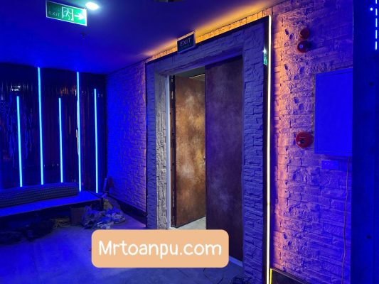 Hướng Dẫn Toàn Diện Về Tấm PU Gạch Thẻ Và Tấm PU Đá Thẻ Trong Kiến Trúc Hiện Đại Thị trường vật liệu hoàn thiện nội ngoại thất đang chứng kiến bước chuyển mình mạnh mẽ từ các dòng vật liệu truyền thống nặng nề sang các giải pháp công nghệ cao siêu nhẹ. Trong số đó, xu hướng sử dụng vật liệu Polyurethane (PU) cấu trúc foam mật độ cao đang chiếm lĩnh các bản vẽ thiết kế hiện đại. Nếu như khái niệm tổng thể về tấm pu giả đá đã khẳng định vị thế trong việc tái tạo vẻ đẹp thiên nhiên, thì hai biến thể chuyên sâu là tấm pu gạch thẻ và tấm pu đá thẻ lại mang đến giải pháp tinh tế, tỉ mỉ cho những mảng tường đòi hỏi tính điểm nhấn cao, kiến trúc phân lớp và sự linh hoạt trong thi công. 1. Tìm Hiểu Chi Tiết Bản Chất Kỹ Thuật 1.1 Tấm PU gạch thẻ là gì? Tấm PU gạch thẻ là dòng vật liệu trang trí dạng tấm đúc sẵn từ hợp chất Polyurethane mật độ cao (High-Density Polyurethane Foam), mô phỏng chính xác hình dáng, kích thước và bề mặt của các mảng gạch thẻ kiến trúc (gạch móng, gạch xây thô, gạch gốm). Thay vì phải ốp từng viên gạch đơn lẻ tốn hàng tuần lễ, sản phẩm này tích hợp hàng trăm "viên gạch thẻ" trên một khối tấm lớn với các đường mạch (ron) được định hình chuẩn xác tuyệt đối từ khuôn đúc. 1.2 Tấm Pu đá thẻ là gì? Tương tự như biến thể gạch thẻ, tấm pu đá thẻ tái hiện cấu trúc của các thanh đá tự nhiên được chẻ nhỏ và ghép lớp (như đá chẻ, đá slate, đá tăm). Bề mặt của tấm đá thẻ sở hữu độ gồ ghề, góc cạnh chớp nhấp chênh lệch chiều sâu rõ rệt, tạo hiệu ứng thị giác 3D vô cùng chân thực dưới ánh sáng đèn trang trí.