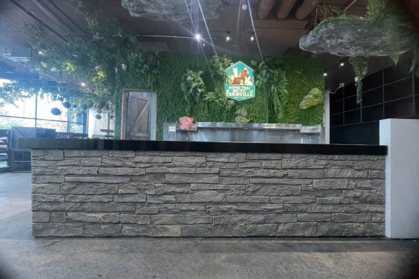 Hướng Dẫn Toàn Diện Về Tấm PU Gạch Thẻ Và Tấm PU Đá Thẻ Trong Kiến Trúc Hiện Đại Thị trường vật liệu hoàn thiện nội ngoại thất đang chứng kiến bước chuyển mình mạnh mẽ từ các dòng vật liệu truyền thống nặng nề sang các giải pháp công nghệ cao siêu nhẹ. Trong số đó, xu hướng sử dụng vật liệu Polyurethane (PU) cấu trúc foam mật độ cao đang chiếm lĩnh các bản vẽ thiết kế hiện đại. Nếu như khái niệm tổng thể về tấm pu giả đá đã khẳng định vị thế trong việc tái tạo vẻ đẹp thiên nhiên, thì hai biến thể chuyên sâu là tấm pu gạch thẻ và tấm pu đá thẻ lại mang đến giải pháp tinh tế, tỉ mỉ cho những mảng tường đòi hỏi tính điểm nhấn cao, kiến trúc phân lớp và sự linh hoạt trong thi công. 1. Tìm Hiểu Chi Tiết Bản Chất Kỹ Thuật 1.1 Tấm PU gạch thẻ là gì? Tấm PU gạch thẻ là dòng vật liệu trang trí dạng tấm đúc sẵn từ hợp chất Polyurethane mật độ cao (High-Density Polyurethane Foam), mô phỏng chính xác hình dáng, kích thước và bề mặt của các mảng gạch thẻ kiến trúc (gạch móng, gạch xây thô, gạch gốm). Thay vì phải ốp từng viên gạch đơn lẻ tốn hàng tuần lễ, sản phẩm này tích hợp hàng trăm "viên gạch thẻ" trên một khối tấm lớn với các đường mạch (ron) được định hình chuẩn xác tuyệt đối từ khuôn đúc. 1.2 Tấm Pu đá thẻ là gì? Tương tự như biến thể gạch thẻ, tấm pu đá thẻ tái hiện cấu trúc của các thanh đá tự nhiên được chẻ nhỏ và ghép lớp (như đá chẻ, đá slate, đá tăm). Bề mặt của tấm đá thẻ sở hữu độ gồ ghề, góc cạnh chớp nhấp chênh lệch chiều sâu rõ rệt, tạo hiệu ứng thị giác 3D vô cùng chân thực dưới ánh sáng đèn trang trí.