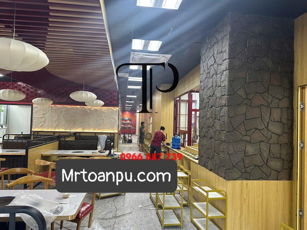 TẤM PU GIẢ ĐÁ & TẤM PU 3D: CẨM NANG TOÀN DIỆN KỸ THUẬT THI CÔNG, BÁO GIÁ & BÍ QUYẾT ĐỘT PHÁ KIẾN TRÚC TỪ CHUYÊN GIA MR TOÀN PU 1 Tam Pu Gia Da Tam Pu 3d Hoan Thien Nha hang Tai Cau Giay Ha Noi 1